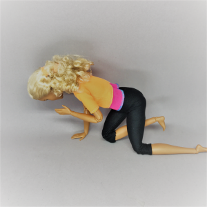 肘と膝をくっつけるポーズ