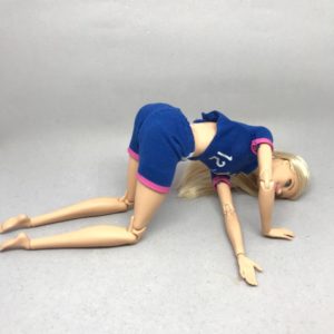針の糸通しのポーズ
