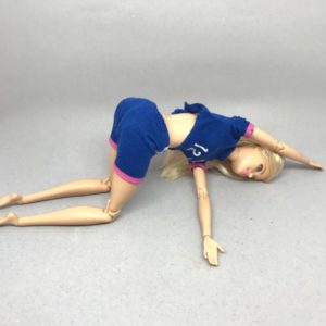 右手を頭の先へ伸ばす
