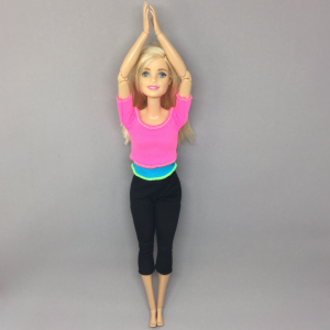 上に手をあげたポーズ