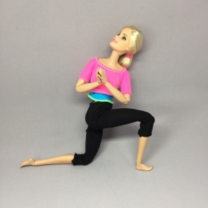 手を合わせてねじったローランジ