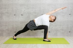 体側を伸ばすポーズ