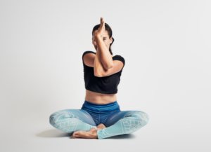 座位の鷲のポーズ