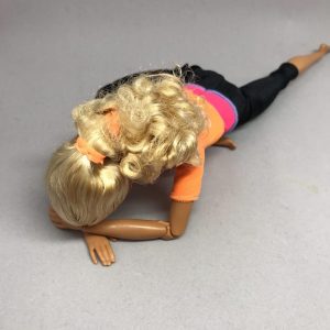 伏せた鳩のポーズ