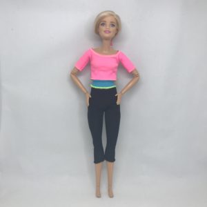 両手を腰においた立位のポーズ