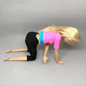 針の糸通し前のポーズ