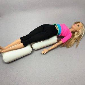 ボルスター2個を使った胸を開くポーズ