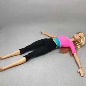 仰向けで両手を広げる