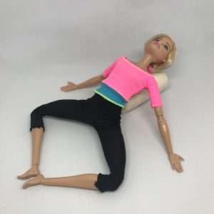 ボルスターを使った胸と股関節を開くポーズ