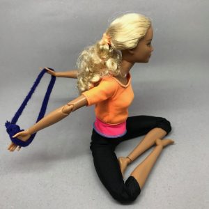 ベルトを使った肩回しストレッチ