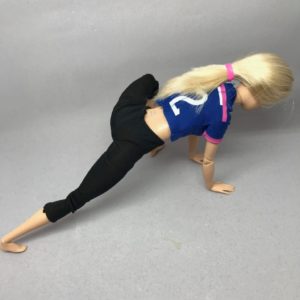 左足を左手の外側においたハイランジ
