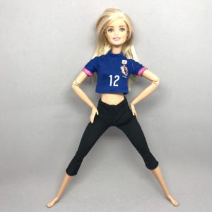 腰に手を当てた状態　立位前屈の前のポーズ