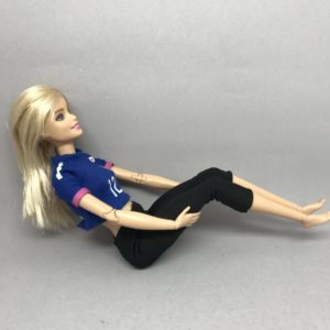 両手を腿の裏に添えたV字バランス