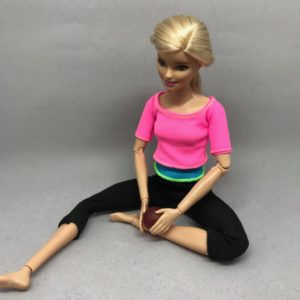 脹脛をテニスボールでマッサージ