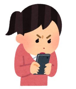 スマホに熱中する女性