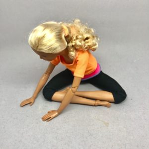 安楽座　両手を右側へ