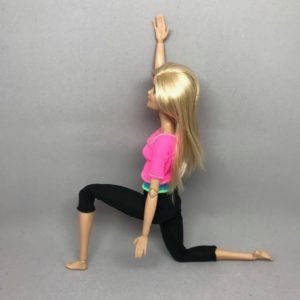 三日月のポーズ　片手下ろし