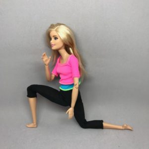 片手を膝にかける