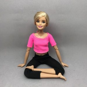 座位の体側伸ばしを解いたポーズ