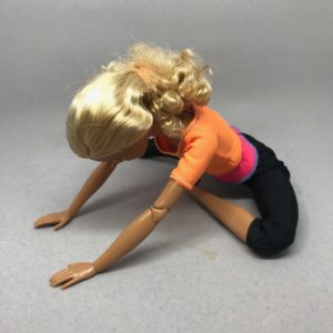 片脚を横に伸ばした前屈