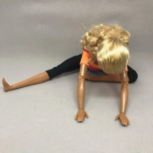 片脚を横に伸ばした前屈