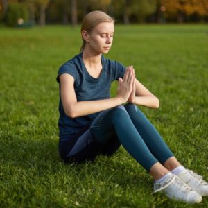 体育すわりでねじり