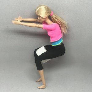 ブロックを太ももに挟んだ椅子のポーズ